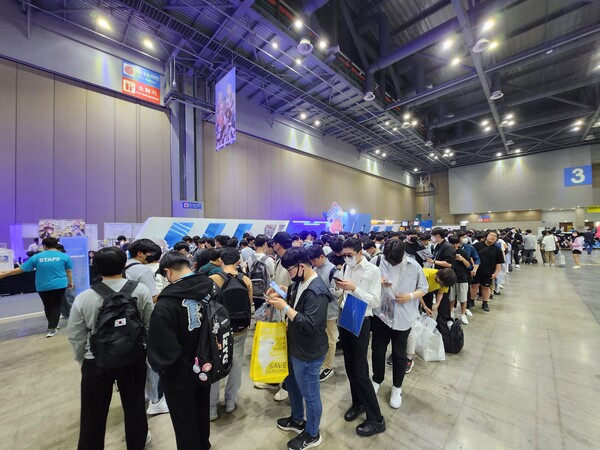 - 2차 창작 부스 앞은 순식간에 인산인해다 