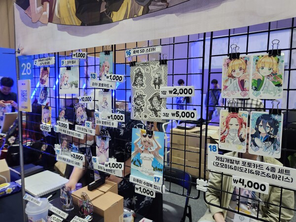 - 스티커와 엽서 퀄리티도 좋다 