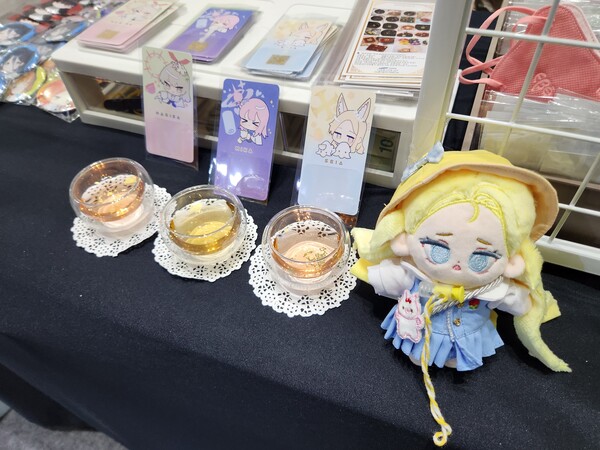 - 귀여운 인형과 책갈피 