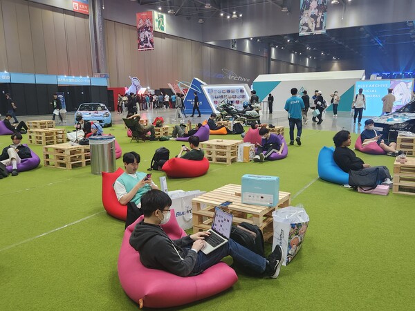 - 휴식 공간도 깔끔하게 마련되어 있다 