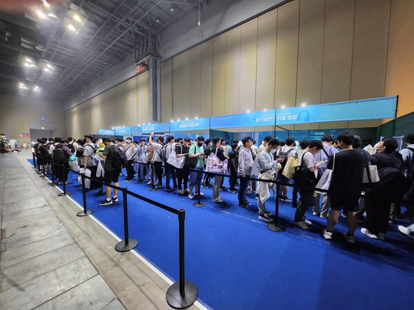 - 게임 부스도 줄이 길다 