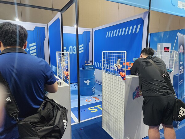 - 사격 게임에 한창 집중 중 