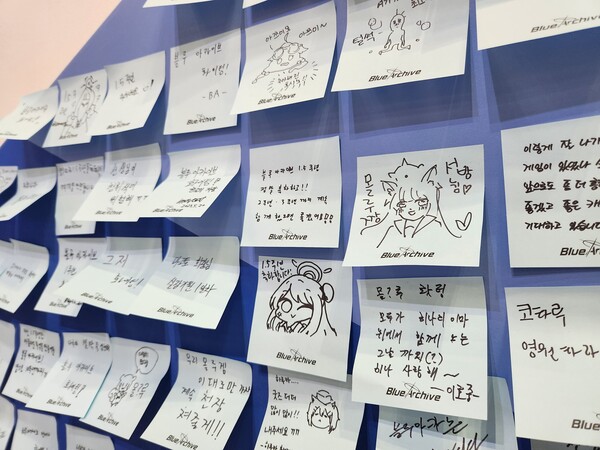 - 한편에는 유저들의 마음이 담긴 포스티잇이 붙어있다 