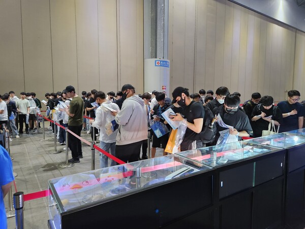 - 공식 스토어 줄은 대기번호대로 입장해서 비교적 한산하다 