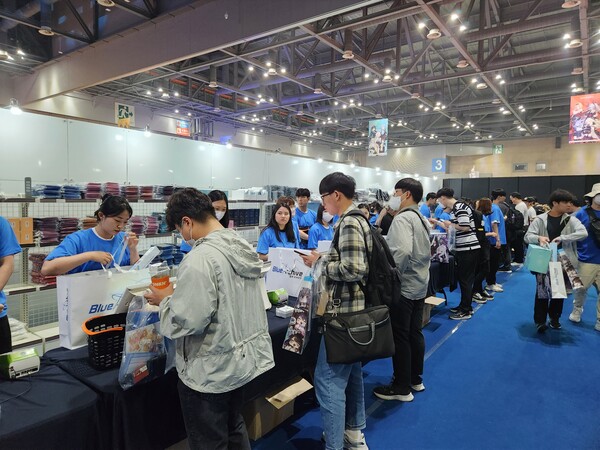 - 구경하느라 다들 정신이 없다 