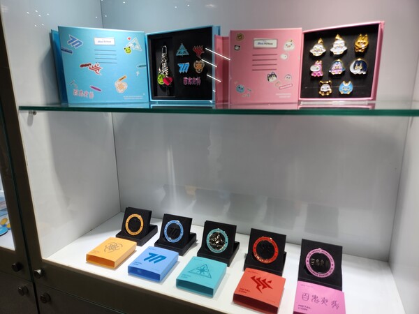 - 학원 별로 준비된 뱃지 굿즈 