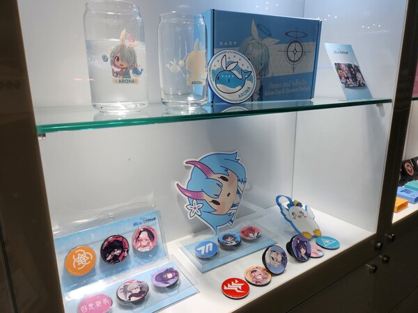 - 그립톡과 물병은 굉장히 귀엽게 나왔다 