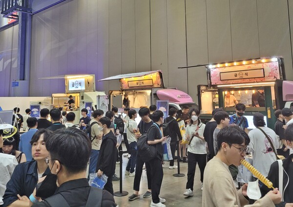 - 푸드존에도 많은 인파가 몰렸다 
