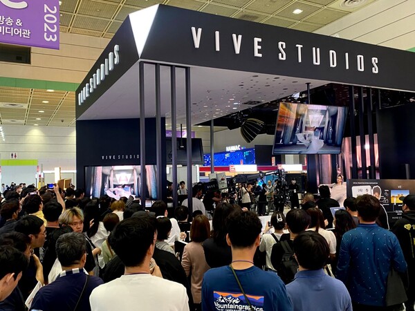 많은 관람객이 몰린 비브스튜디오스의 KOBA 2023 부스 현장