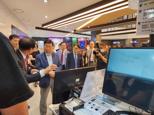 - 개막식이 종료된 이후 VIP 투어가 이어졌다 