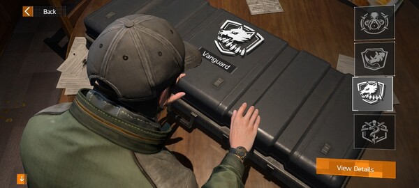 - 평범한 시민으로 위장한 전술요원이 출격할 때죠