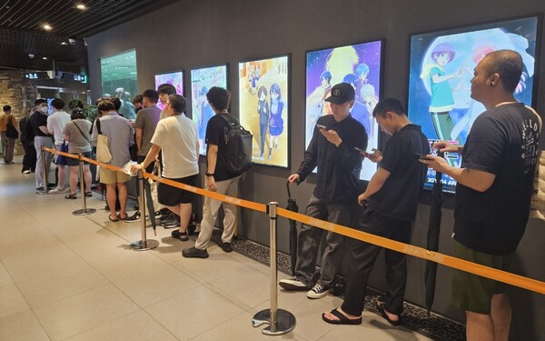 - 컬래버레이션 카페 입장 대기 중인 지휘관들