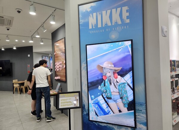 - 전체적으로 푸른색과 흰색 인테리어로 청량함을 강조했다