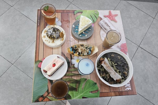 - 테이블에 배치된 컬레버레이션 견본 메뉴