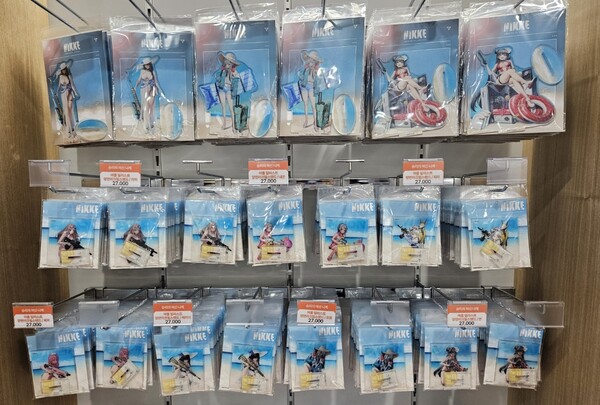 - 신규 일러스트로 제작된 여름 한정 굿즈들