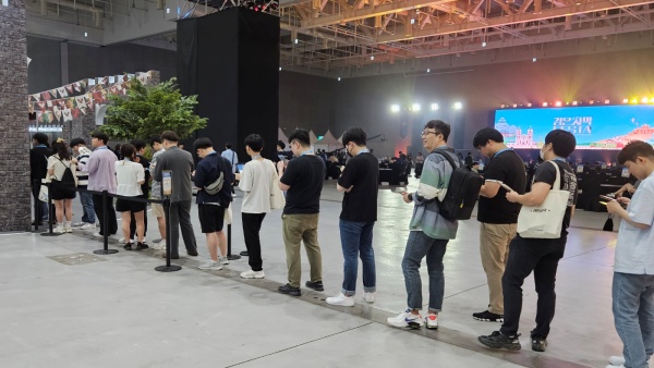 - 어딜가나 대기열이 형성됐다