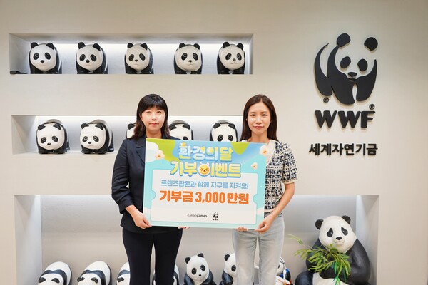 카카오게임즈 임지현 부사장(왼쪽)이 WWF 박민혜 국장에게 프렌즈팝콘 기부금을 전달했다.