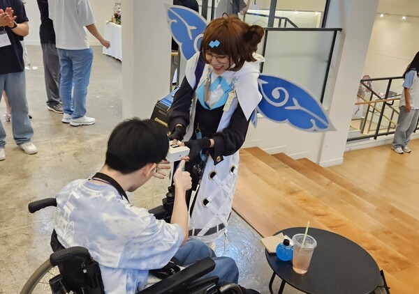 - 기념품 추첨 에어팟 받으시는 걸 실시간 직관했다