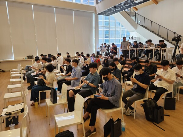 - 착석 후 행사 진행을 기다리는 유저들의 모습