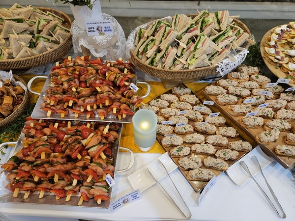 - 핑거 푸드 위주로 케이터링이 구성되어 있다