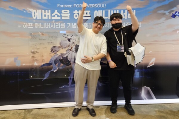 - 유저와 포즈를 취하는 김철희 나인아크 PD