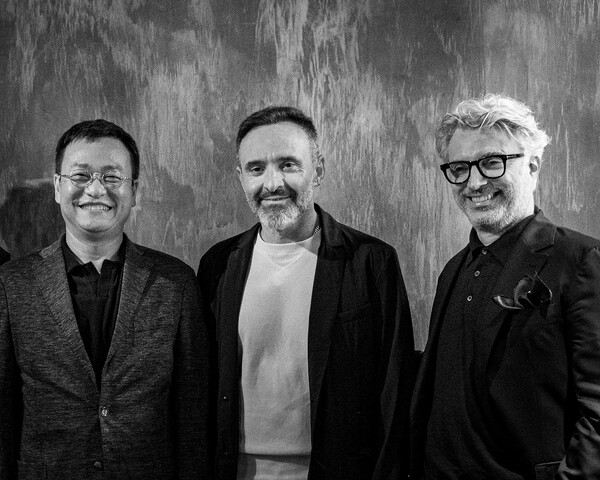 이윤식 NHN커머스 대표(왼쪽부터)와 마우리치오 콜토티 아이코닉 창업주, 리카르도 빌란치오니 아이코닉 신임 대표가 인수 계약을 체결했다.