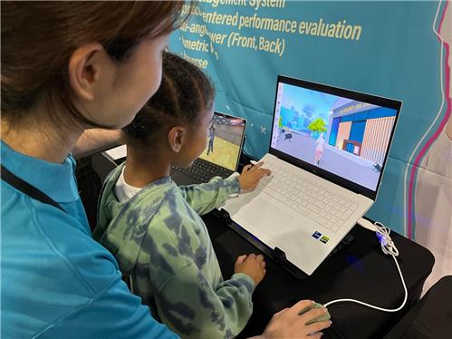 메타버스 플랫폼에 접속하여 플레이 해보는 학생의 모습. 사진=디캐릭