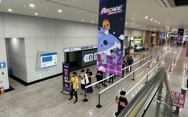 - 행사 오픈 2시간 전부터 이미 대기열이 형성되고 있다