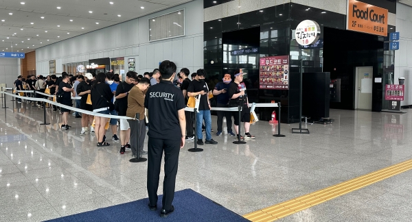 - 오픈 시간에 맞춰 많은 유저가 참석했다