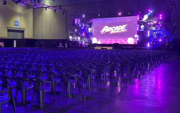 - 쇼케이스를 포함해 다양한 행사가 진행되는 메인 무대