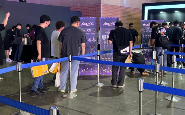 - 어떤 굿즈를 살 지 고민하는 유저들