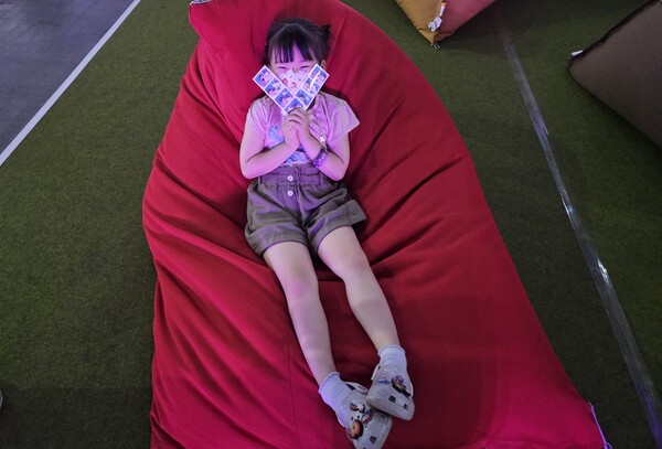 - 야무지게 던모네컷을 들고 찰칵