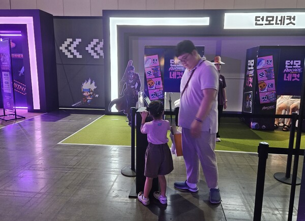 - 아빠, 던모네컷 같이 찍자