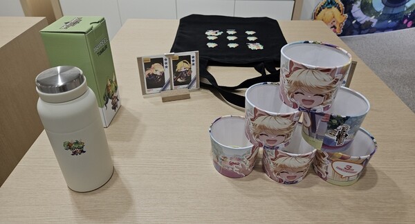 - 텀블러와 컵홀더, 에코백 등 실용적인 굿즈 위주