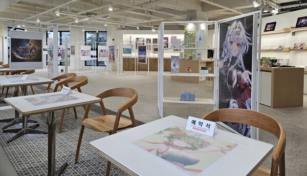 - 좌석에서 바라본 넓고 쾌적한 카페 전경