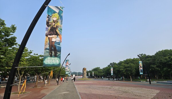 - 올림픽 공원 역에서 체조 경기장으로 올라오는 길