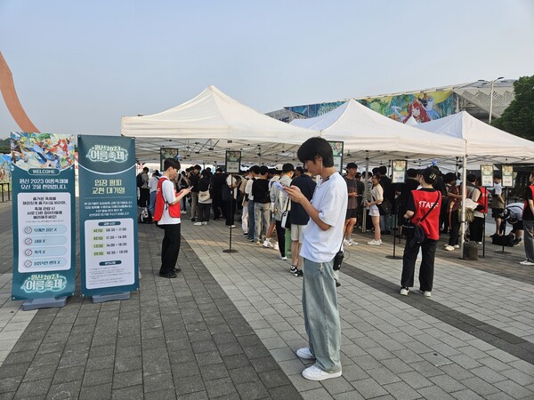 - 사전 예매자들도 이른 시각부터 대기하고 있었다