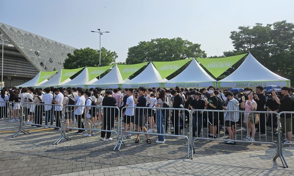 - 사전 예매 입장권 교환 줄만 이 정도다