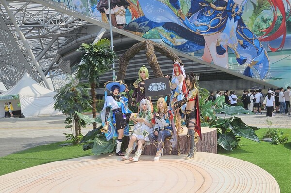 - 포토존에서 촬영 중인 코스플레이어들