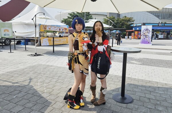 - 코스프레를 하고 방문한 유저도 많았다