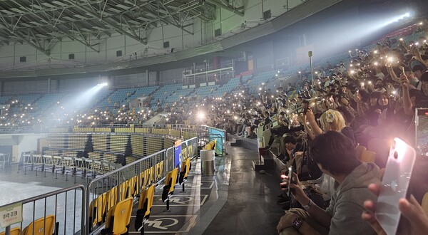 - 축제의 마지막은 별처럼 반짝이는 불빛으로