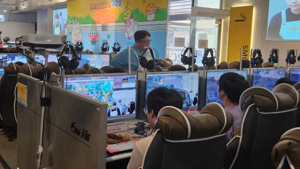 - 강원기 디렉터가 직접 음식을 전달했다