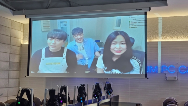 - 게임하면서 방송을 시청할 수 있는 스크린이 준비됐다 