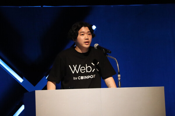 - 환영사를 발표하는 웹엑스 아오키 마코토 설립자