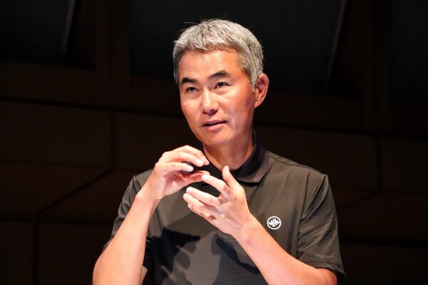 - 웹엑스에서 강연을 하고 있는 장현국 위메이드 대표