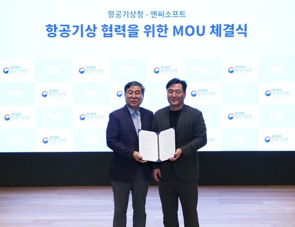 허복행 항공기상청장(왼쪽)과 이제희 엔씨소프트 부사장이 업무 협약을 맺었다.