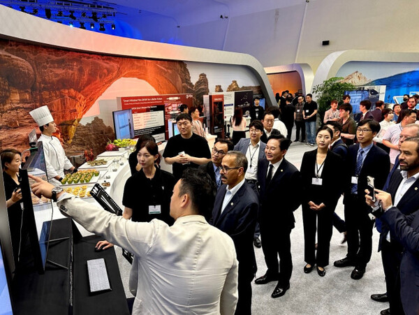 나드미 네옴 CEO, 원희룡 국토교통부 장관 외 관계자들이 ‘디스커버 네옴 프라이빗 미팅’ 행사장에 마련된 비브스튜디오스 부스에서 기술 시연을 체험하고 있다