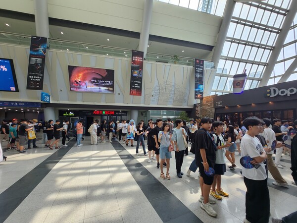 - 이른 아침부터 많은 관람객이 입장을 기다리고 있다 