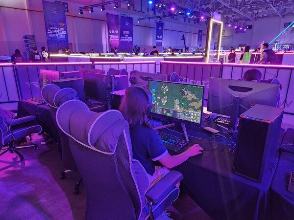 - 민속놀이 '스타크래프트' 스파링 존에도 제법 많은 사람이 있다 