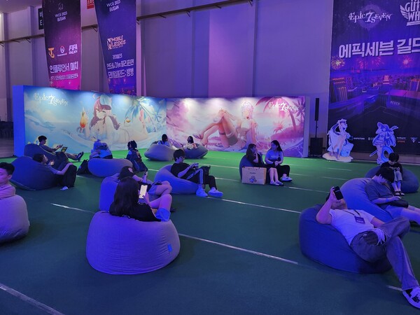 - 휴게 공간도 마련되어 있다 